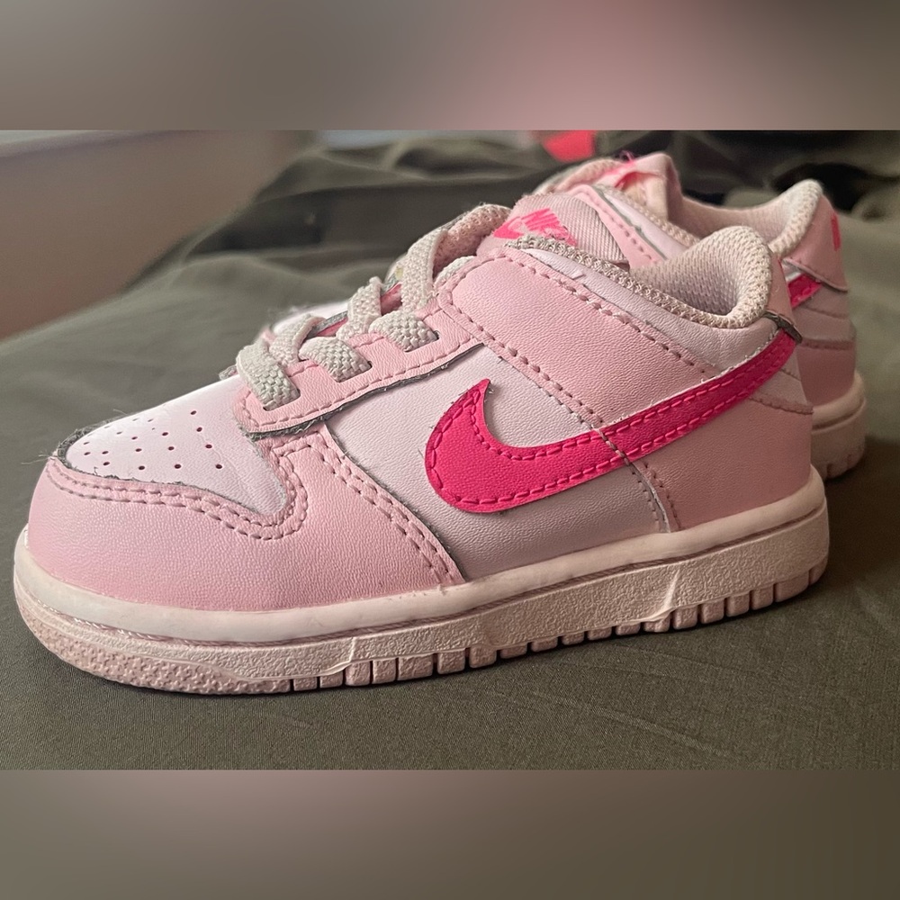 SOLD ———— Nike Dunk Low Triple Pink TD size 6C